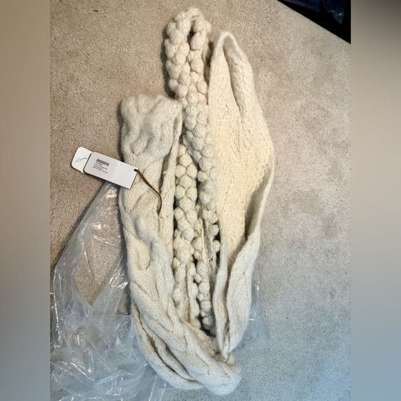 sol alpaca Accessories - Sol Alpaca hand knitted three ring scarf NWT cream